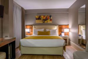 Cama ou camas em um quarto em Ramada by Wyndham Istanbul Grand Bazaar