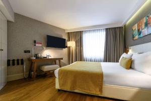 Cama ou camas em um quarto em Ramada by Wyndham Istanbul Grand Bazaar