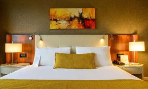Cama ou camas em um quarto em Ramada by Wyndham Istanbul Grand Bazaar