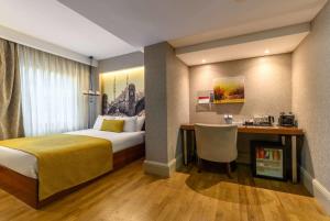 Cama ou camas em um quarto em Ramada by Wyndham Istanbul Grand Bazaar