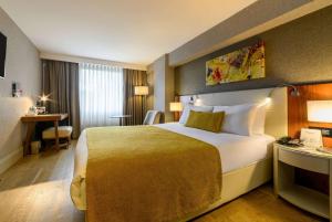 Cama ou camas em um quarto em Ramada by Wyndham Istanbul Grand Bazaar mais 37 fotos