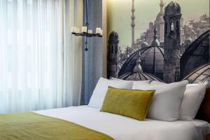 Cama ou camas em um quarto em Ramada by Wyndham Istanbul Grand Bazaar