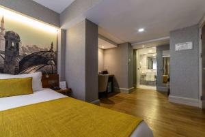Cama ou camas em um quarto em Ramada by Wyndham Istanbul Grand Bazaar