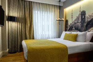 Cama ou camas em um quarto em Ramada by Wyndham Istanbul Grand Bazaar