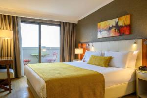 Cama ou camas em um quarto em Ramada by Wyndham Istanbul Grand Bazaar