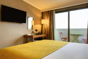 Cama ou camas em um quarto em Ramada by Wyndham Istanbul Grand Bazaar