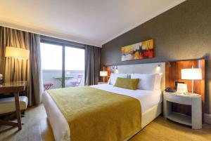 Cama ou camas em um quarto em Ramada by Wyndham Istanbul Grand Bazaar