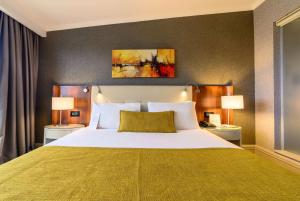 Cama ou camas em um quarto em Ramada by Wyndham Istanbul Grand Bazaar
