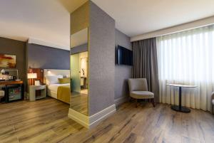Cama ou camas em um quarto em Ramada by Wyndham Istanbul Grand Bazaar