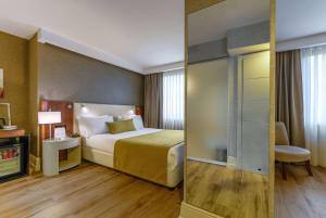 Cama ou camas em um quarto em Ramada by Wyndham Istanbul Grand Bazaar