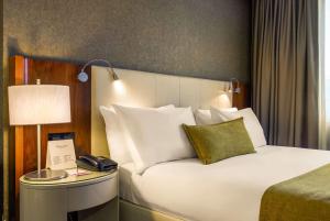 Cama ou camas em um quarto em Ramada by Wyndham Istanbul Grand Bazaar