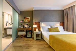 Cama ou camas em um quarto em Ramada by Wyndham Istanbul Grand Bazaar