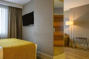 Uma TV ou centro de entretenimento em Ramada by Wyndham Istanbul Grand Bazaar