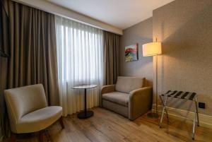 Uma área de estar em Ramada by Wyndham Istanbul Grand Bazaar