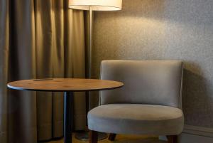 Uma área de estar em Ramada by Wyndham Istanbul Grand Bazaar