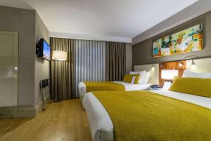 Cama ou camas em um quarto em Ramada by Wyndham Istanbul Grand Bazaar