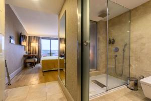 Um banheiro em Ramada by Wyndham Istanbul Grand Bazaar