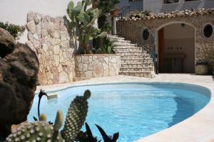 Bazén v ubytování Hotel Il Cortile nebo v jeho okolí
