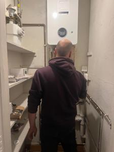 Ένα μπάνιο στο One Bedroom Apartment in Gorgie with new central heating system