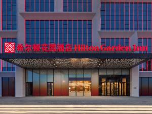 大同大同平城希尔顿花园酒店的一座建筑,上面标有读取hinton花园旅馆