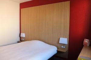 B&B HOTEL La Rochelle Centre客房内的一张或多张床位