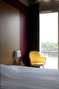 B&B HOTEL La Rochelle Centre客房内的一张或多张床位