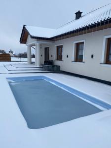 a house with a tennis court in the yard at Dworek pod Krzyżtoporem Ujazd Agroturystyka- pokoje do wynajęcia in Iwaniska