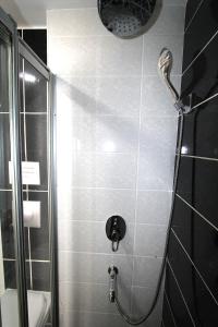 Ένα μπάνιο στο Metrohill Hotel