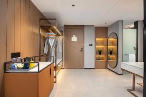 Golden Tulip Qingdao Hongdao Exhibition Center Hotel的厨房或小厨房