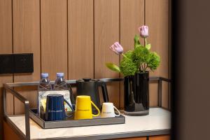 Golden Tulip Qingdao Hongdao Exhibition Center Hotel的咖啡和沏茶工具