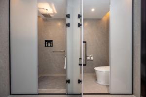 Golden Tulip Qingdao Hongdao Exhibition Center Hotel的一间浴室