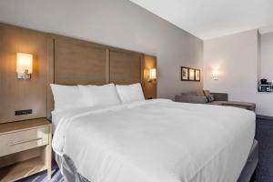 Кровать или кровати в номере Comfort Suites Scottsdale Talking Stick Entertainment District