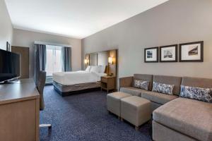 Кровать или кровати в номере Comfort Suites Scottsdale Talking Stick Entertainment District
