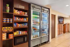Кухня или мини-кухня в Country Inn & Suites by Radisson, Phoenix Airport, AZ
