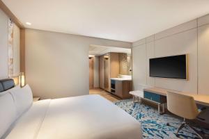 Sjónvarps- og/eða afþreyingartæki á DoubleTree by Hilton Jakarta Bintaro Jaya