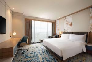 Rúm í herbergi á DoubleTree by Hilton Jakarta Bintaro Jaya