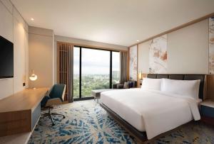 Rúm í herbergi á DoubleTree by Hilton Jakarta Bintaro Jaya