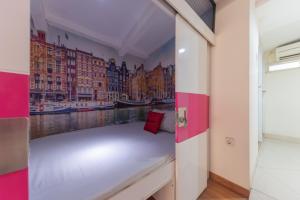 Ένα ή περισσότερα κρεβάτια σε δωμάτιο στο RedDoorz Hostel at Kiara Cozy Kircon Bandung