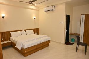 Un pat sau paturi într-o cameră la VENKATESH RESORT Rahuri