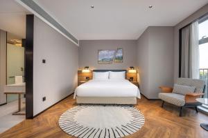 Golden Tulip Qingdao Hongdao Exhibition Center Hotel客房内的一张或多张床位