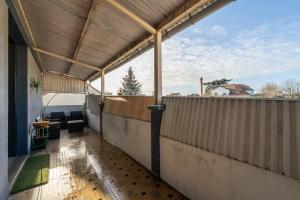 an outdoor patio with a fence and a table at Les Coteaux 2 - 5 chambres proche CDG in Argenteuil