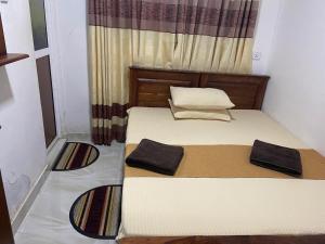 Postel nebo postele na pokoji v ubytování Lake Edge Hotel