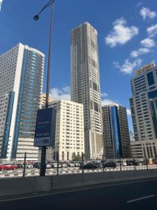 uma vista de uma cidade com edifícios altos em Smile Apartment Sharjah -FAMILY ONLY em Sharjah