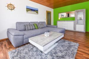 a living room with a couch and a coffee table at Haus Hafeneck FeWo Ebbe in Bensersiel