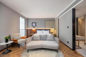 Golden Tulip Qingdao Hongdao Exhibition Center Hotel的休息区