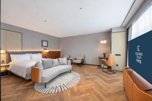 Golden Tulip Qingdao Hongdao Exhibition Center Hotel的电视和/或娱乐中心