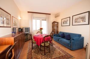 ローマにあるVatican Balconyのリビングルーム(テーブル、青いソファ付)
