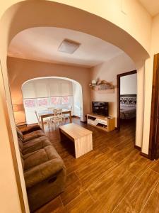 een woonkamer met een bank en een tafel bij 16 Mirasierras in Madrid