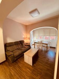 een woonkamer met een bank en een tafel bij 16 Mirasierras in Madrid +4 foto's