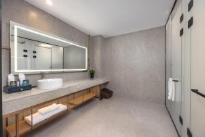 Golden Tulip Qingdao Hongdao Exhibition Center Hotel的一间浴室